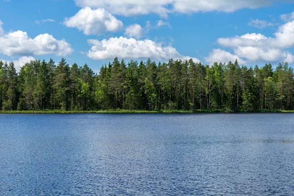 Ciel Bleu Avec Des Nuages Blancs Sur Eau Calme Lac — Photo