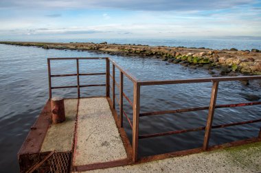 eski paslı metal iskele sakin denizi