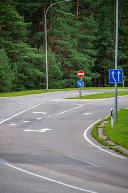 Yaz asfalt yol işaretleri ve işaretler