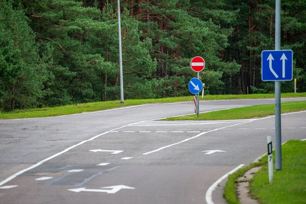 Sommaren Asfaltvägen Med Skyltar Och Markeringar — Stockfoto