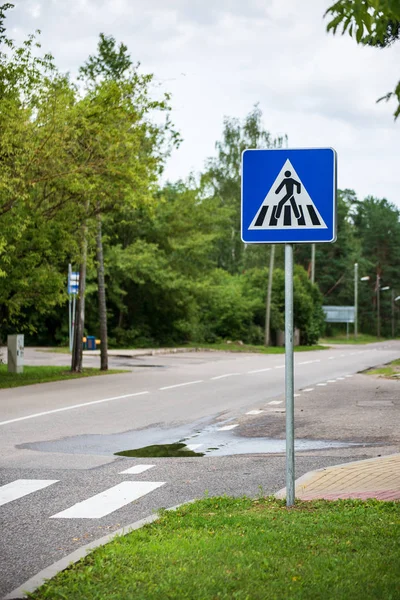 Sommaren Asfaltvägen Med Skyltar Och Markeringar — Stockfoto