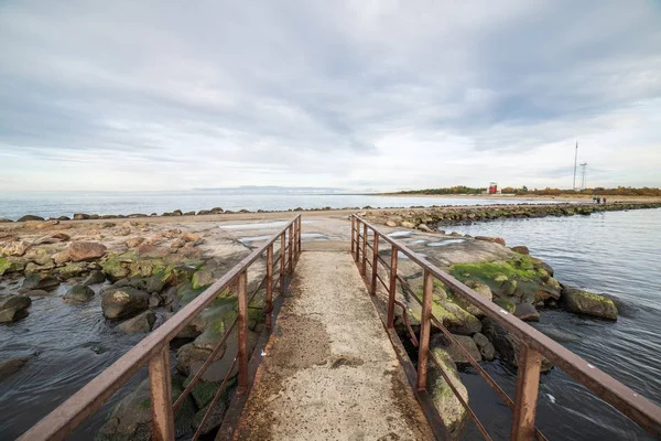 Eski Paslı Metal Iskele Sakin Denizi — Stok fotoğraf