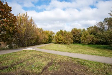 Dar asfalt yol kırsal perspektif içinde