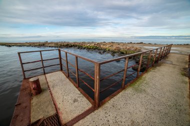 eski paslı metal iskele sakin denizi