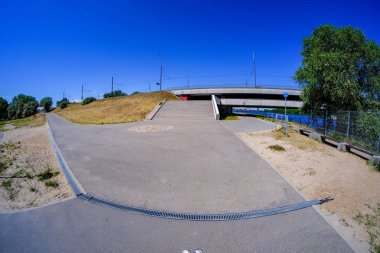 Yaz asfalt yol açık gökyüzü altında perspektifte