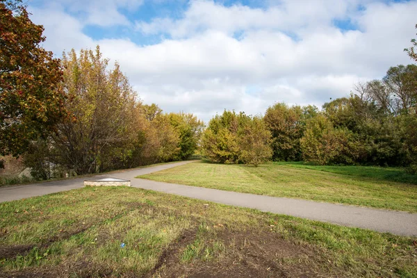 Dar asfalt yol kırsal perspektif içinde