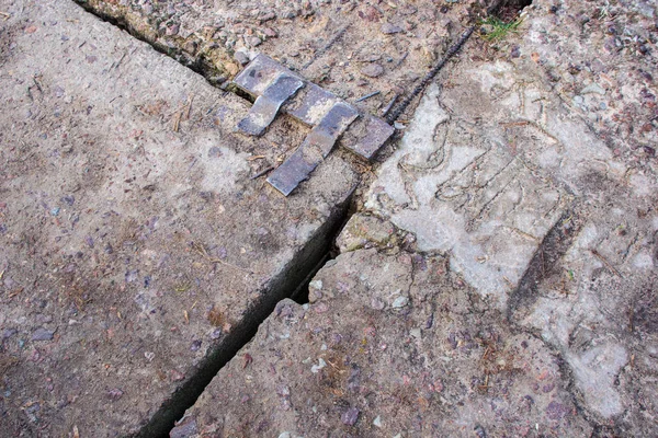 Altes Rostiges Metalldetail Auf Beton — Stockfoto