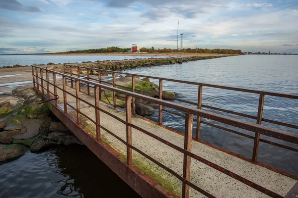Oude Roestige Metalen Pier Kalme Zee — Stockfoto