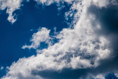 yüksek karşıtlık bulutların üstünde mavi gökyüzü arka plan