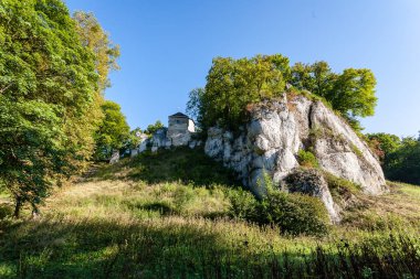 kayalık uçurum yaz doğada mavi gökyüzü altında ev