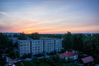 şehir çatı üstleri batımında üzerinde kırmızı gökyüzü üzerinde dramatik bulutlar