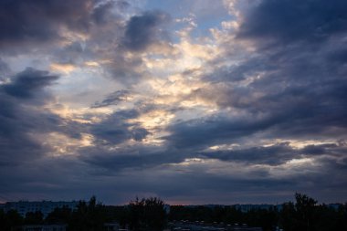 yüksek karşıtlık bulutlar üzerinde günbatımında rooftops üzerinde mavi gökyüzü
