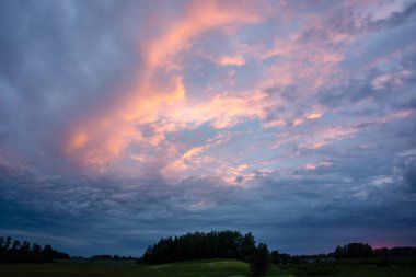 güzel dramatik gökyüzü günbatımı kırsal yeşil alanın üzerinde