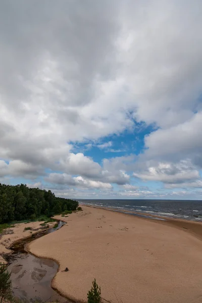 砂浜のビーチに美しい曇り空 — ストック写真