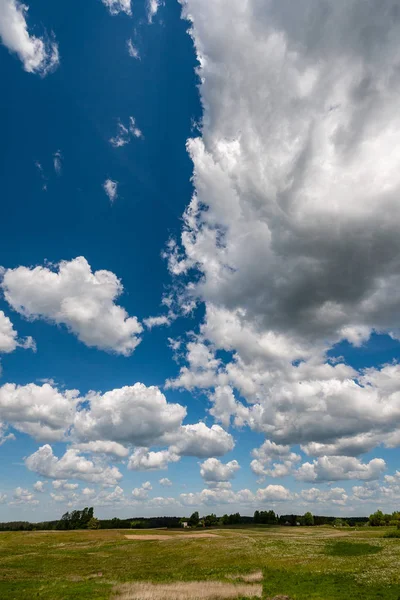 Hermoso Cielo Azul Con Nubes Sobre Paisaje Verano — Foto de Stock