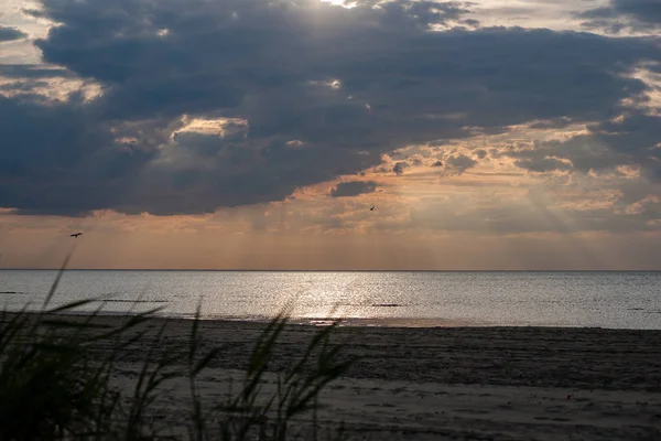 Piękny Dramatyczny Wysoki Kontrast Chmury Zachodzie Słońca Nad Morzem — Zdjęcie stockowe