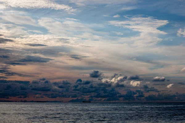 Belas Nuvens Dramáticas Alto Contraste Pôr Sol Sobre Mar — Fotografia de Stock