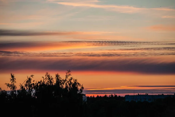 Schöner Dramatischer Himmel Bei Sonnenuntergang Über Dächern — Stockfoto