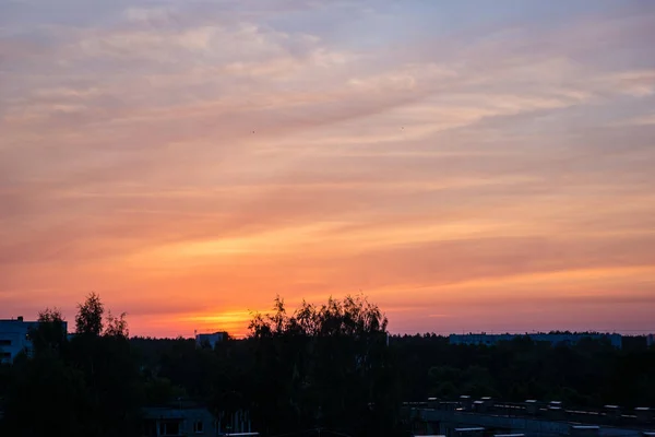 Dramatiska Moln Röd Himmel Över Staden Takåsar Solnedgången — Stockfoto