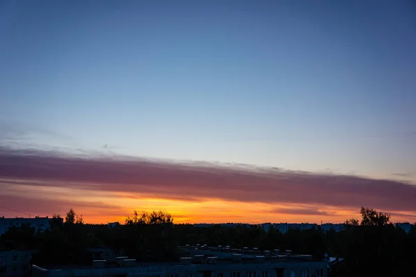 Vysoký Kontrast Mraky Modré Obloze Nad Střechy Při Západu Slunce — Stock fotografie