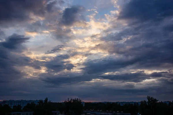 Hög Kontrast Moln Blå Himmel Över Hustaken Solnedgången — Stockfoto