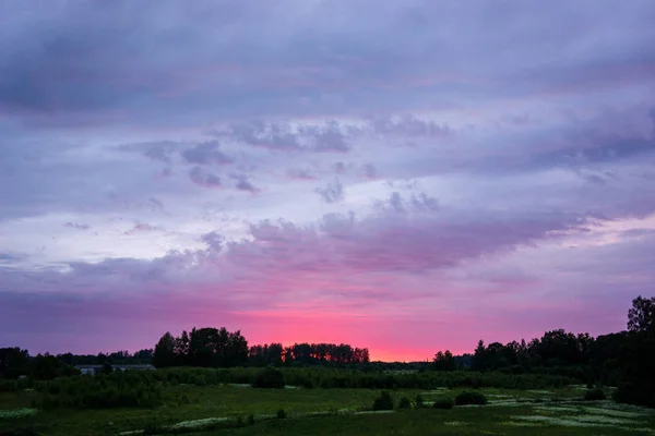 Beau Ciel Spectaculaire Coucher Soleil Sur Champ Vert Dans Campagne — Photo