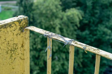 eski püskü sarı metal çit açık havada Close-up