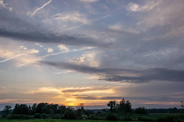 Ciel Nuageux Spectaculaire Coucher Soleil Sur Les Champs Verts Été — Photo