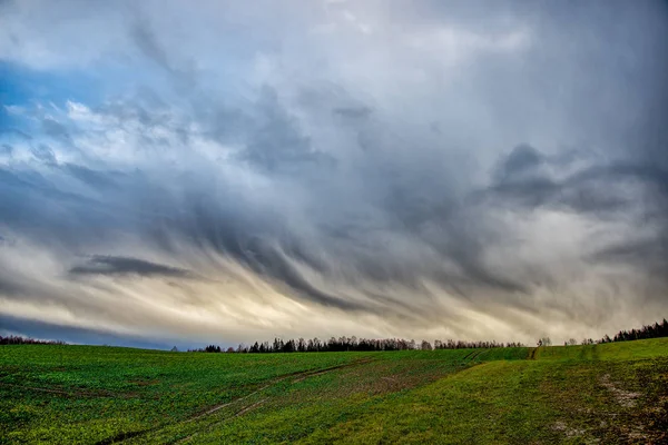 Hermoso Cielo Dramático Atardecer Sobre Campo Verde Campo —  Fotos de Stock