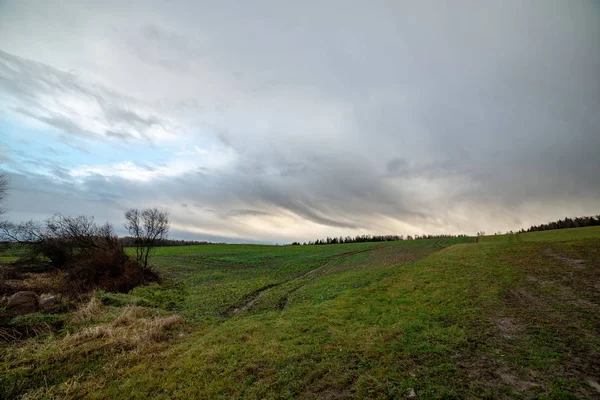 Gyönyörű Drámai Naplemente Vidék Zöld Mező Felett — Stock Fotó