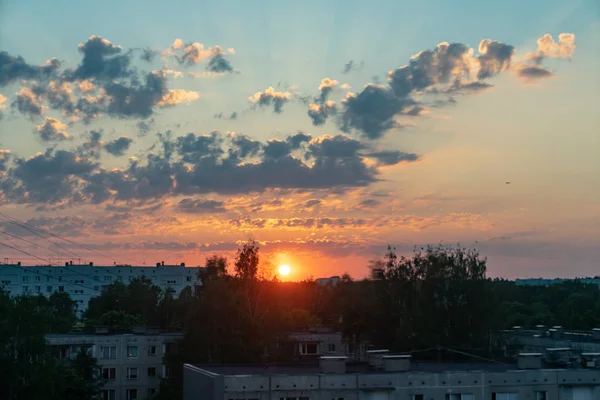 Dramatiska Moln Röd Himmel Över Staden Takåsar Solnedgången — Stockfoto