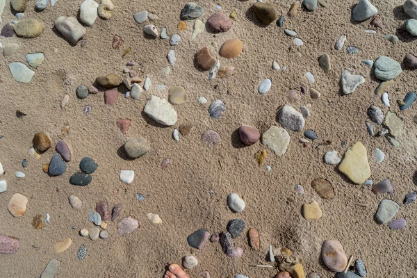 นหล งของก อนห นเล บนชายหาดทราย — ภาพถ่ายสต็อก