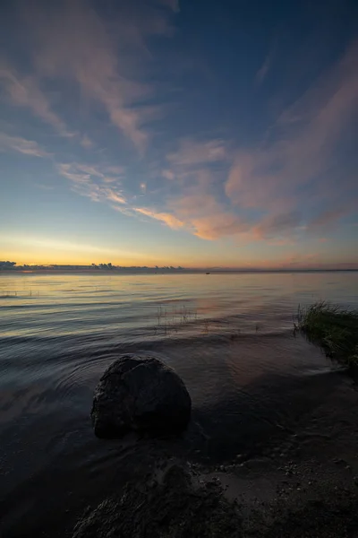 Bellissime Nuvole Drammatiche Alto Contrasto Tramonto Sul Mare — Foto Stock