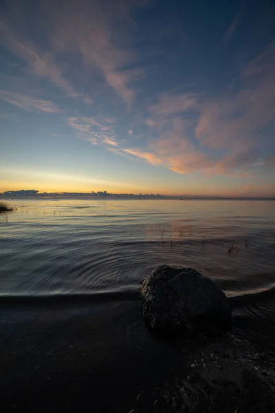 Bellissime Nuvole Drammatiche Alto Contrasto Tramonto Sul Mare — Foto Stock