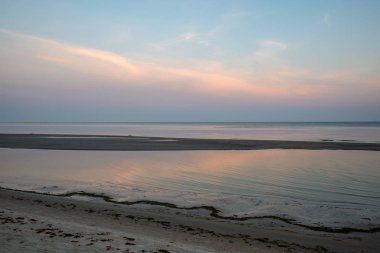 gün batımında düşük tide ile boş kumlu deniz plaj