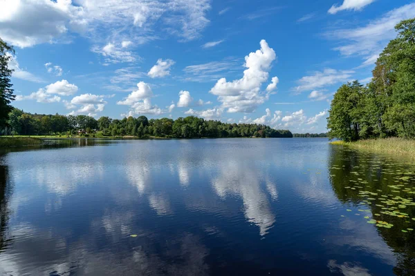 Cielo Azul Con Nubes Blancas Sobre Superficie Del Agua Verano — Foto de Stock