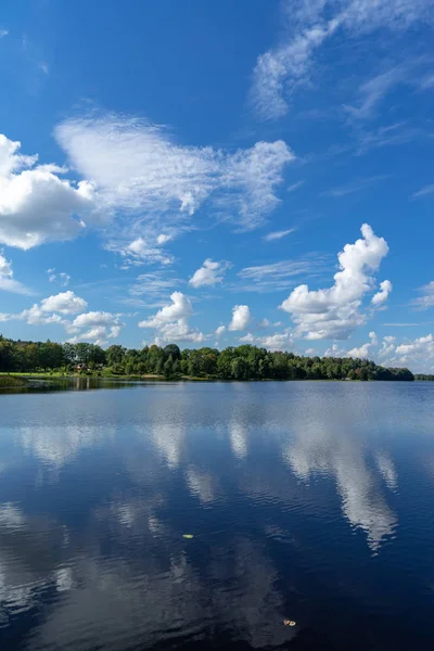 Голубое Небо Белыми Облаками Над Поверхностью Воды Летом — стоковое фото