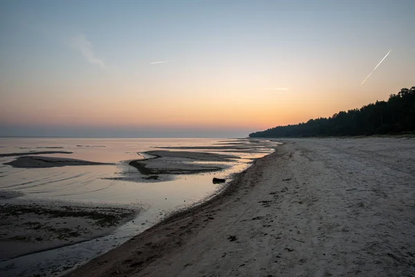 Pusty Piaszczystej Plaży Odpływu Zachodzie Słońca — Zdjęcie stockowe