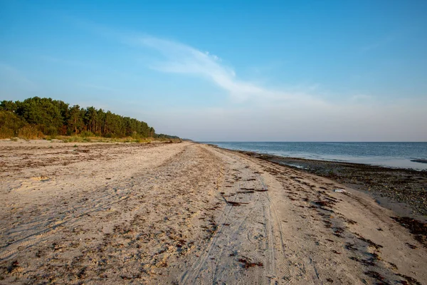 Pusty Piaszczystej Plaży Odpływu Zachodzie Słońca — Zdjęcie stockowe