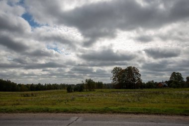 yaz manzara üzerinde güzel bulutlu gökyüzü arka plan