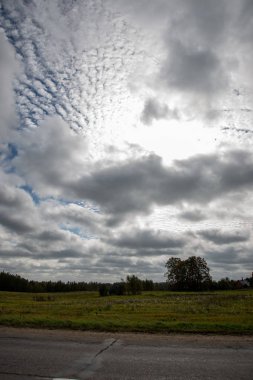yaz manzara üzerinde güzel bulutlu gökyüzü arka plan
