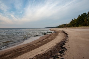 Günbatımında sakin deniz üzerinde güzel dramatik gökyüzü