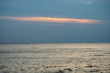 güzel deniz manzarası ve dramatik gökyüzü günbatımı