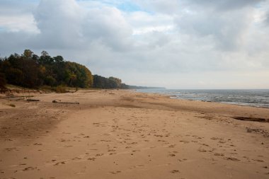 düşük tide bulutlu gün içinde sonbahar renkleri ile kumlu deniz plaj
