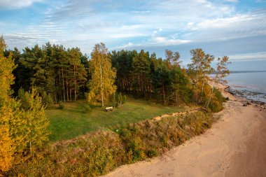 düşük tide bulutlu gün içinde sonbahar renkleri ile kumlu deniz plaj