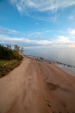 düşük tide bulutlu gün içinde sonbahar renkleri ile kumlu deniz plaj