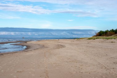 düşük tide bulutlu gün içinde sonbahar renkleri ile kumlu deniz plaj