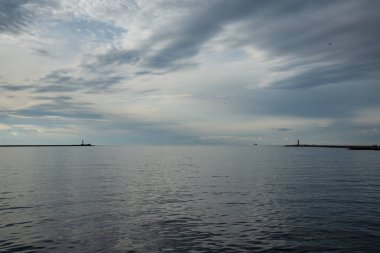 güzel dramatik yüksek karşıtlık bulutlar deniz üzerinde gün batımında