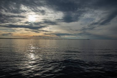 Günbatımında sakin deniz üzerinde güzel dramatik gökyüzü