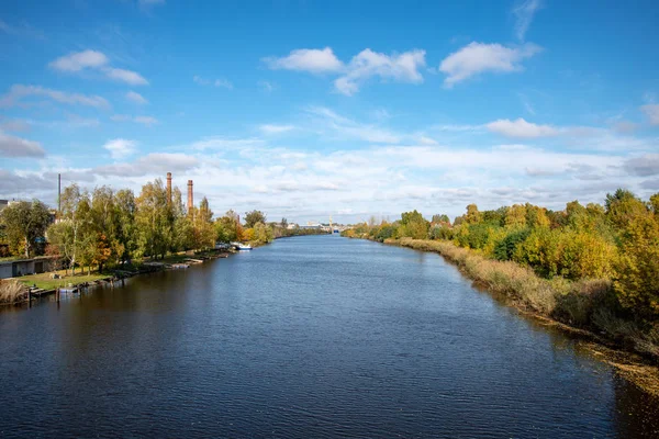 Красивый Летний Пейзаж Реки Лесами Берегу Голубым Небом — стоковое фото